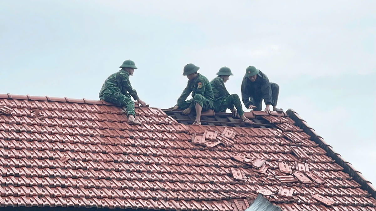 Đồn Biên phòng Phong Hải hỗ trợ người dân lợp lại mái nhà do lốc xoáy. Ảnh: D.M.