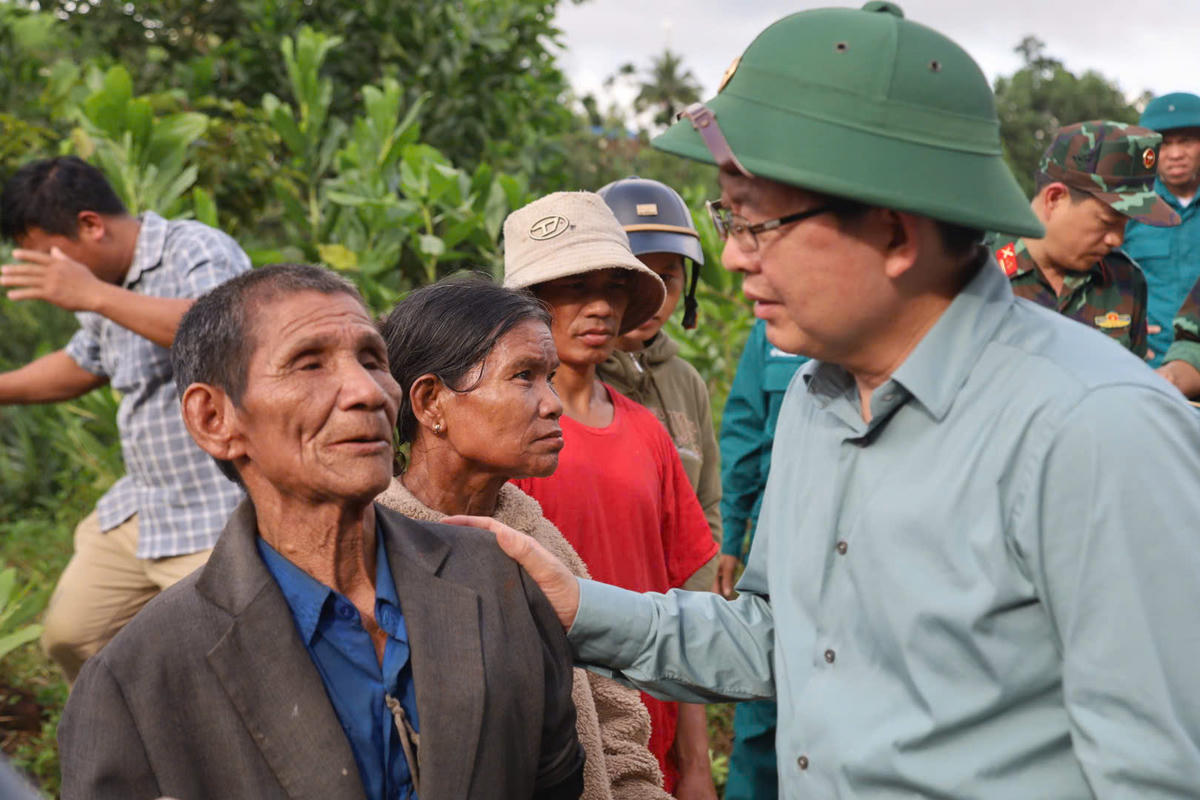 Phó Thủ tướng&nbsp; Hồ Quốc Dũng thăm hỏi, động viên người dân ở điểm sơ tán tập trung Trường Mầm non số 1 Hương Trà, xã Tây Trà Bồng. Ảnh: CV.
