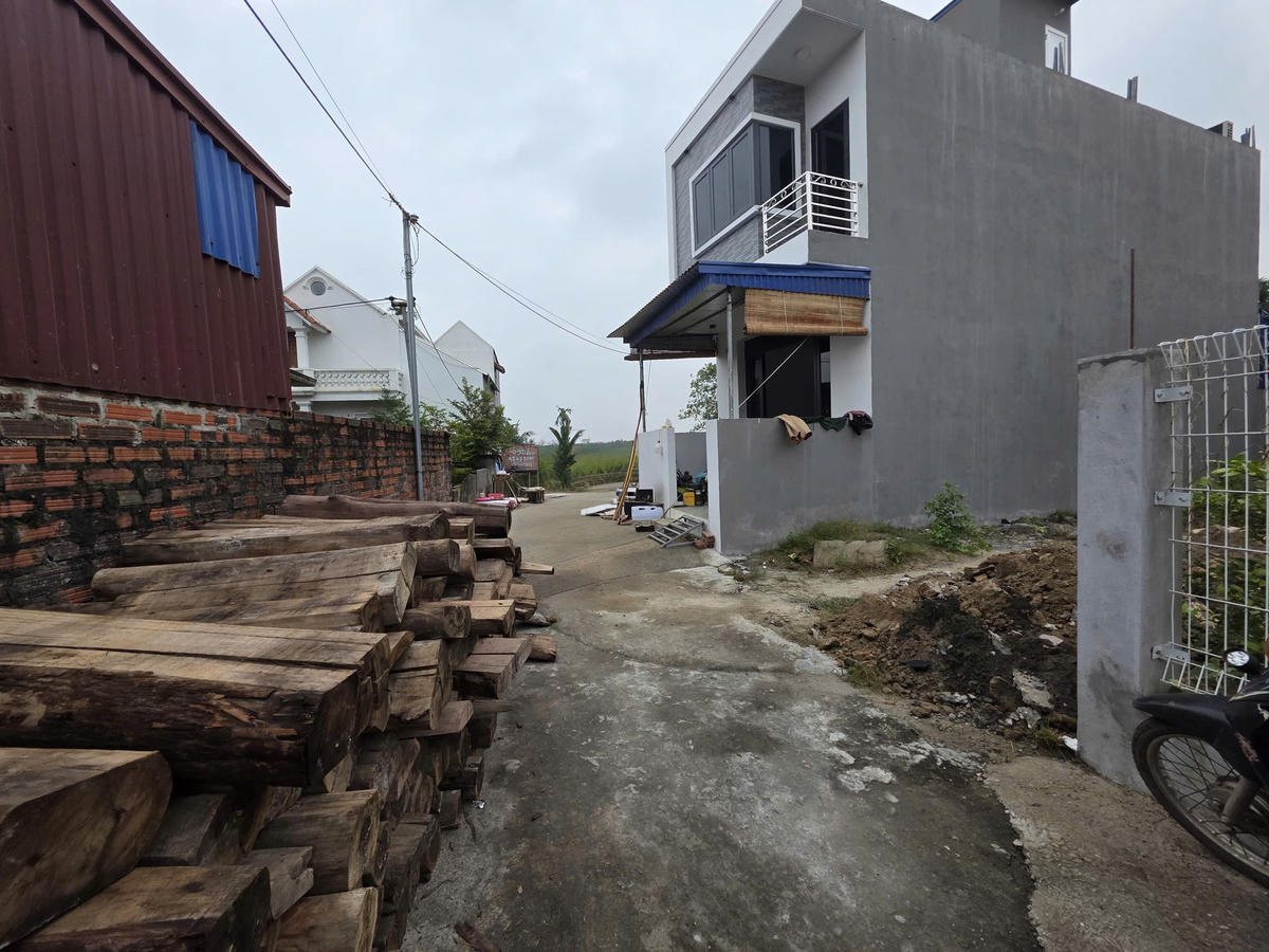 Nguyên vật liệu tập kết trước ngôi nhà đang được các "thần đèn" di dời. Ảnh: PT.