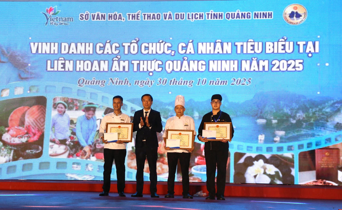 Ông Nguyễn Lâm Nguyên, Phó Giám đốc Sở Văn hóa, Thể thao và Du lịch tỉnh Quảng Ninh trao giải cho các đơn vị đạt giải Vàng tại Liên hoan ẩm thực Quảng Ninh 2025.&nbsp;