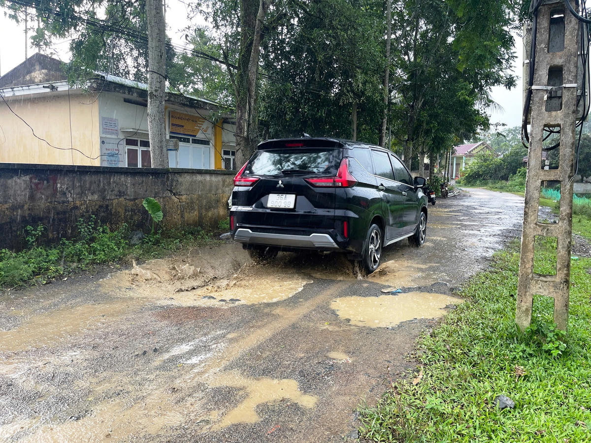 Phương tiện tham gia giao thông trên tuyến tỉnh lộ gặp khó khăn. Ảnh: Nguyễn Chung.