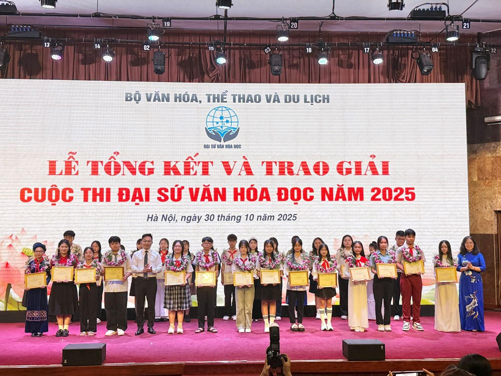 BTC trao giải cho các thí sinh cấp THCS. Ảnh: Đình Toán.