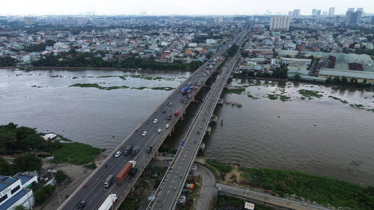 Cầu Bình Phước 1 (bên phải) nằm trên quốc lộ 1A, nối phường An Phú Đông và Hiệp Bình (TP Hồ Chí Minh). Ảnh: Đ.Xá.