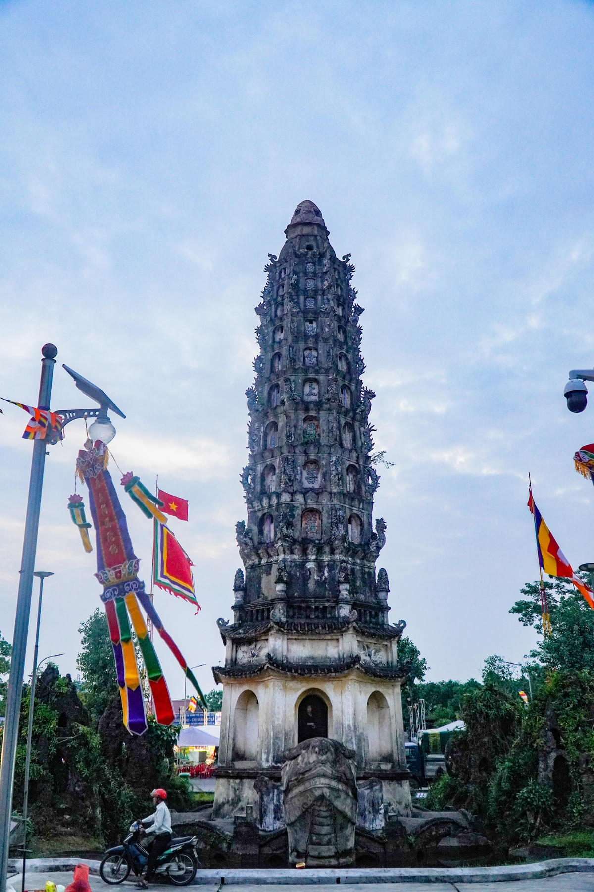 Một trong những công trình tiêu biểu nhất của chùa là tháp Cửu phẩm Liên hoa - tòa tháp bát giác cao khoảng 32 m, gồm 9 tầng tượng trưng cho chín phẩm sen. Tháp được xây dựng vào năm 1927, đặt trên lưng một con rùa đá lớn, biểu trưng cho sự trường tồn và bền vững. Đây là công trình hiếm có về quy mô và hình thức trong hệ thống kiến trúc chùa Việt Nam, là biểu tượng gắn liền với danh xưng của chùa Cổ Lễ.