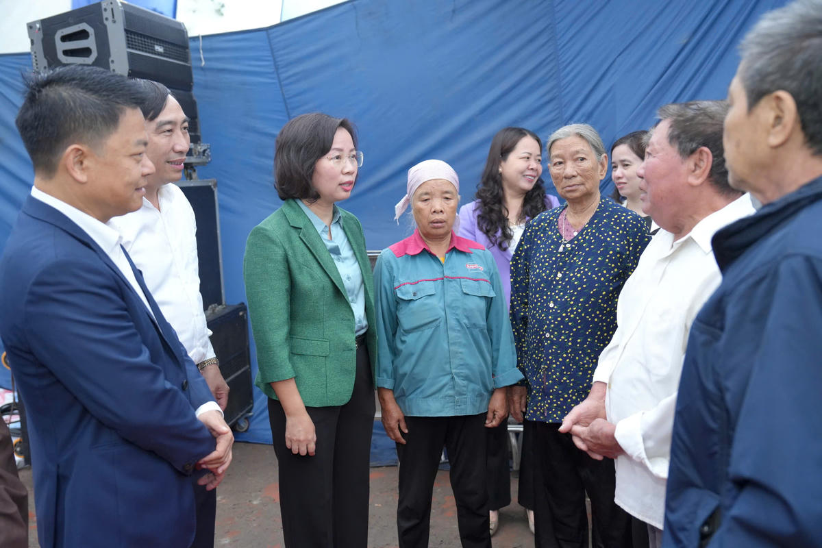 Lãnh đạo Ủy ban MTTQ Việt Nam thành phố Hà Nội ân cần thăm hỏi, động viên bà con nhân dân xã Kiều Phú. 