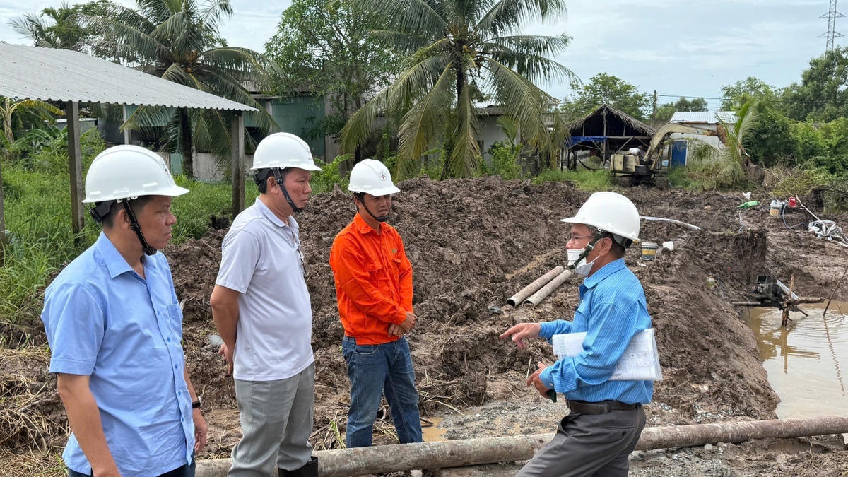 Ông Lâm Xuân Tuấn – Phó Tổng giám đốc EVNSPC (áo trắng) kiểm tra công trường các công trình đầu tư xây dựng trên địa bàn tỉnh Cà Mau. 