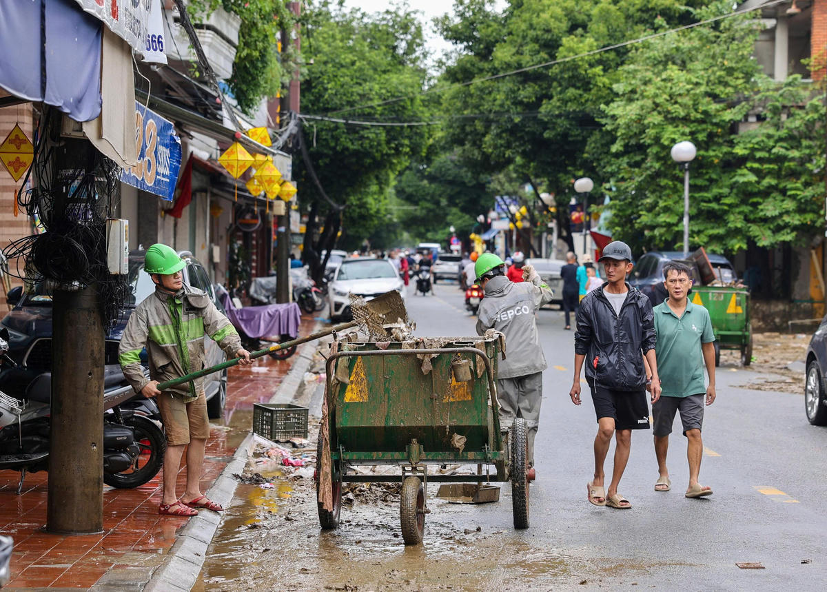 Huế: Huy động toàn lực dọn dẹp vệ sinh, sớm ổn định cuộc sống người dân sau lũ