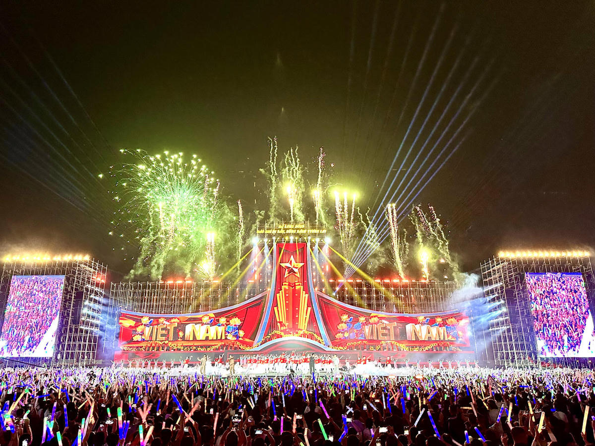 Concert Hạ Long 2025 tổ chức tối 29/10 với chủ đề "Hào khí Di sản - Bừng sáng tương lai” là chương trình văn hóa - du lịch có quy mô lớn nhất từ trước đến nay tại Quảng Ninh với hơn 30.000 khán giả tham gia trực tiếp. Ảnh: Ngọc Anh.. 