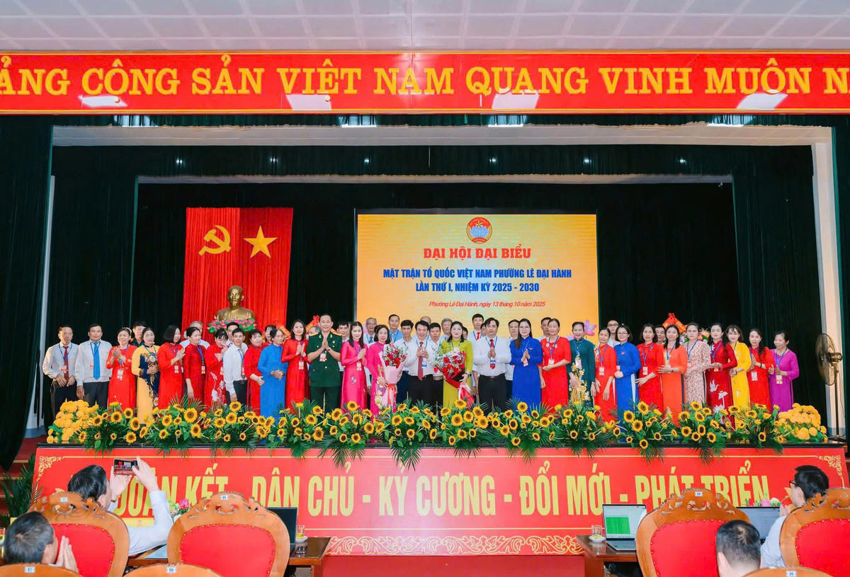 Lãnh đạo MTTQ Việt Nam TP Hải Phòng chúc mừng Đại hội Đại biểu MTTQ Việt Nam phường Lê Đại Hành lần thứ I thành công tốt đẹp. Ảnh: PT.&nbsp;