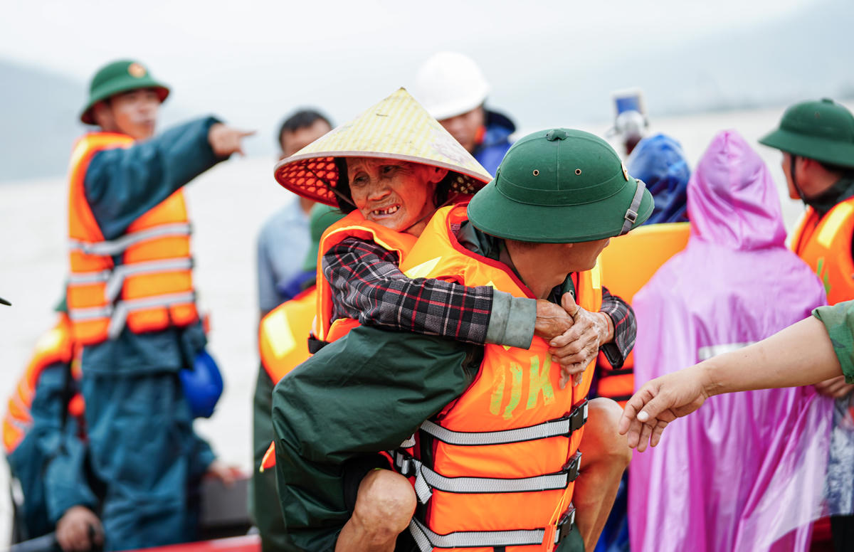 Hà Tĩnh di dời hơn 2.000 người dân khỏi vùng ngập sâu