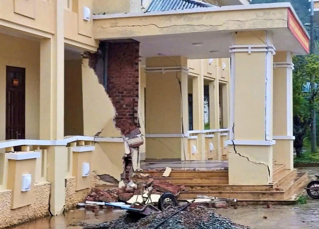 Công trình trụ sở UBND xã Hùng Sơn bị xô lệch, nứt gãy. Ảnh: CV.