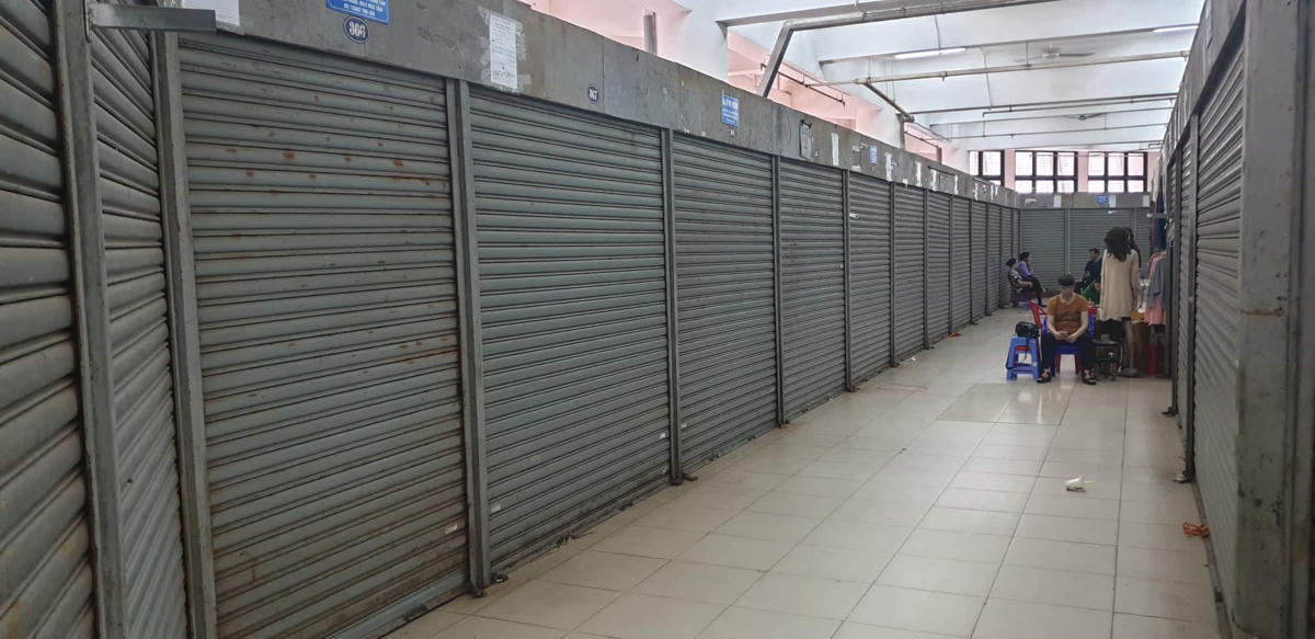 Hàng loạt kiot đóng cửa, có dấu hiệu ngừng kinh doanh từ lâu. Ảnh: Nguyễn Quý.