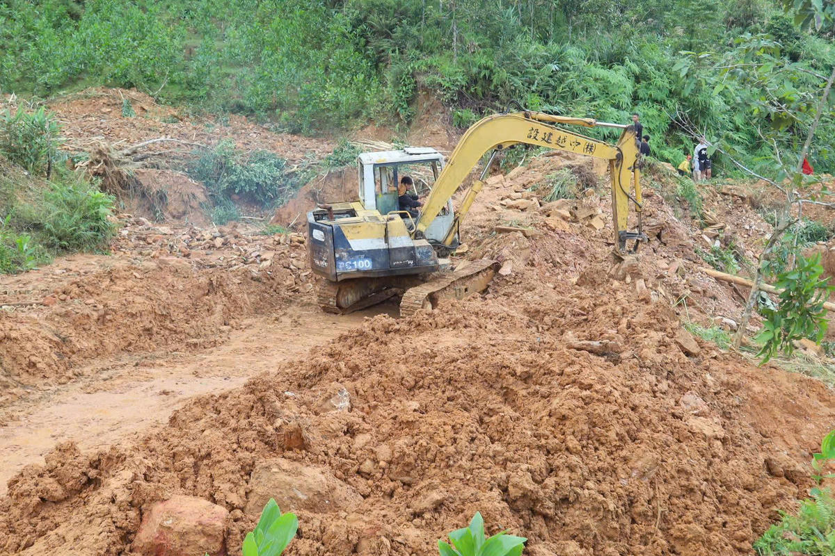 Huy động máy móc khắc phục tuyến đường Trà Lâm - Trà Hiệp vì sạt lở lớn, cô lập 200 hộ dân của xã Thanh Bồng. Ảnh: Tấn Thành.