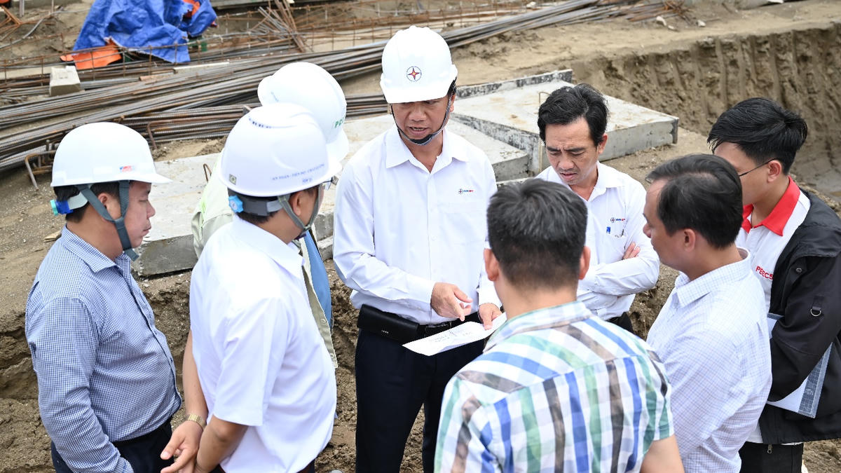 Lãnh đạo EVNSPC thường xuyên sâu sát trên những công trình trọng điểm. Trong ảnh: Thành viên HĐTV EVNSPC Lê Hoàng Oanh kiểm tra tiến độ công trình trên địa bàn tỉnh Tây Ninh. 