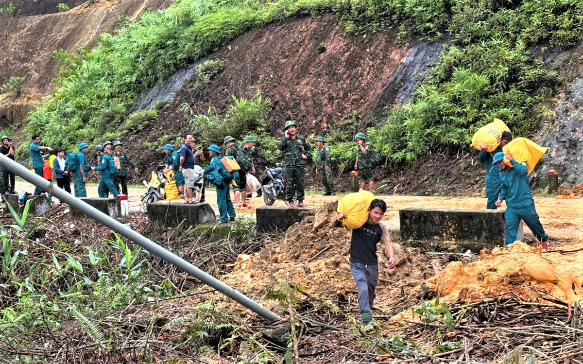 Lực lượng chức năng đang mang thực phẩm vào vùng sạt lở Trà Leng. Ảnh: CV.