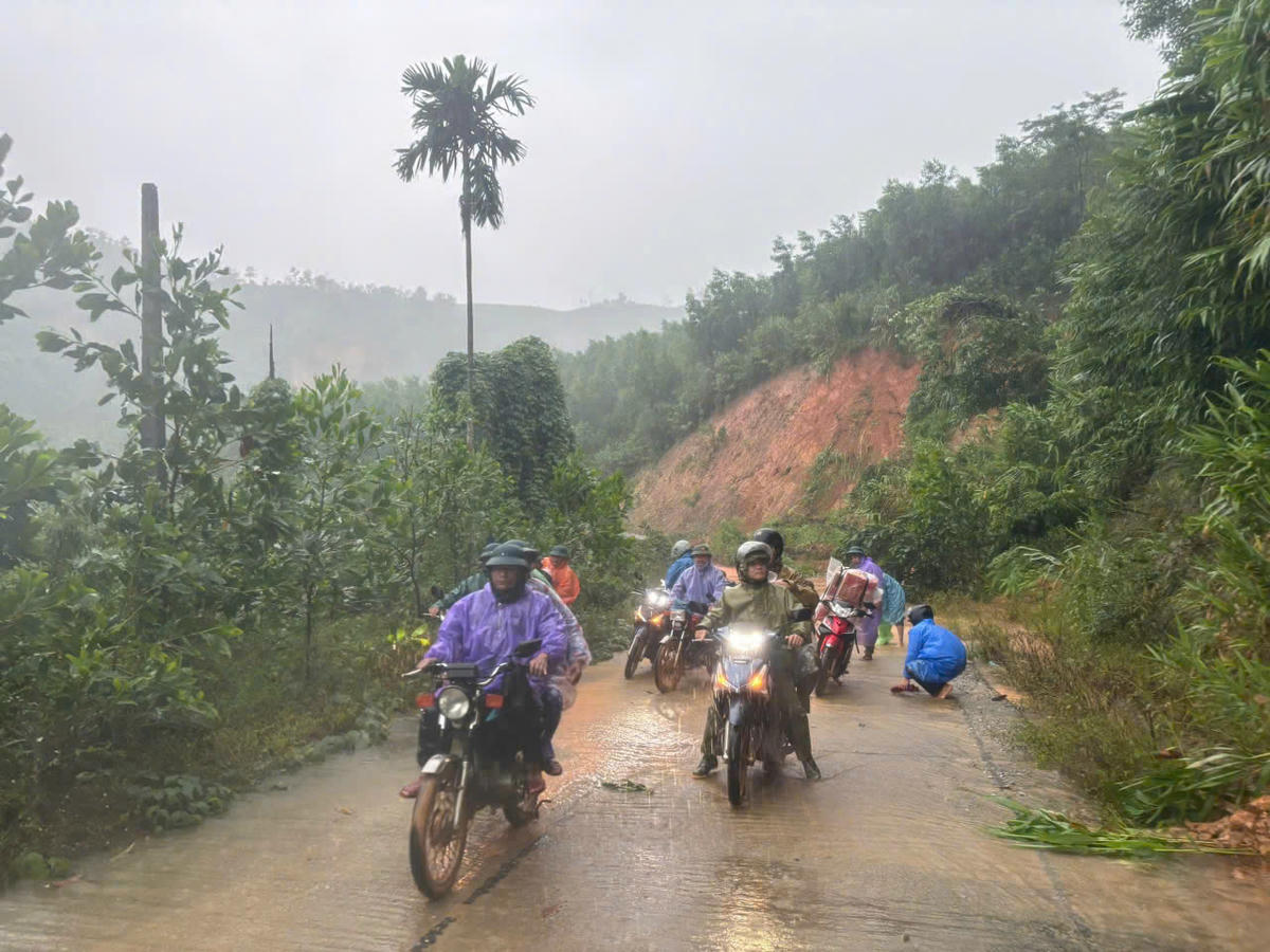 Công an&nbsp;xã Avương, TP Đà Nẵng vượt những nơi sạt lở núi để tiếp tế lương thực cho người dân. Ảnh: Phước Thành.