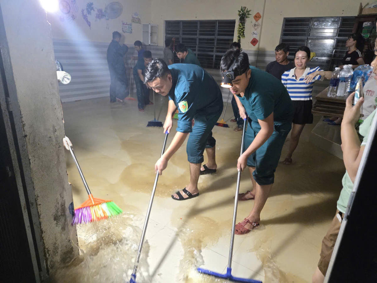 Với phương châm nước rút đến đâu dọn đến đó, lực lượng dân quân xã Bà Nà nhanh chóng hỗ trợ Trường Tiểu học số 1 Hòa Nhơn dọn dẹp, lau chùi phòng học, giúp nhà trường sớm ổn định trở lại sau mưa lũ. Ảnh: Nguyễn Đức Cường