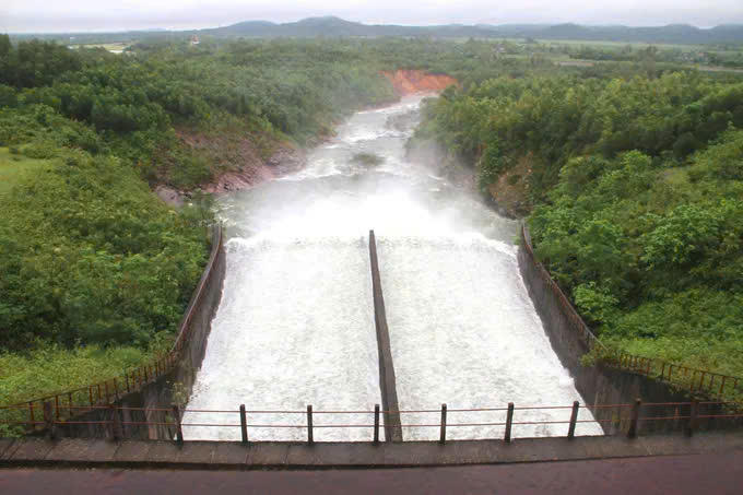 Hồ Kẻ Gỗ tăng lưu lượng xả lũ để ứng phó mưa lũ. Ảnh: HN.