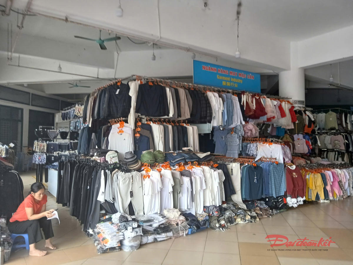 Nhưng người bán chủ yếu ngồi xem điện thoại. Ảnh: Nguyễn Quý.