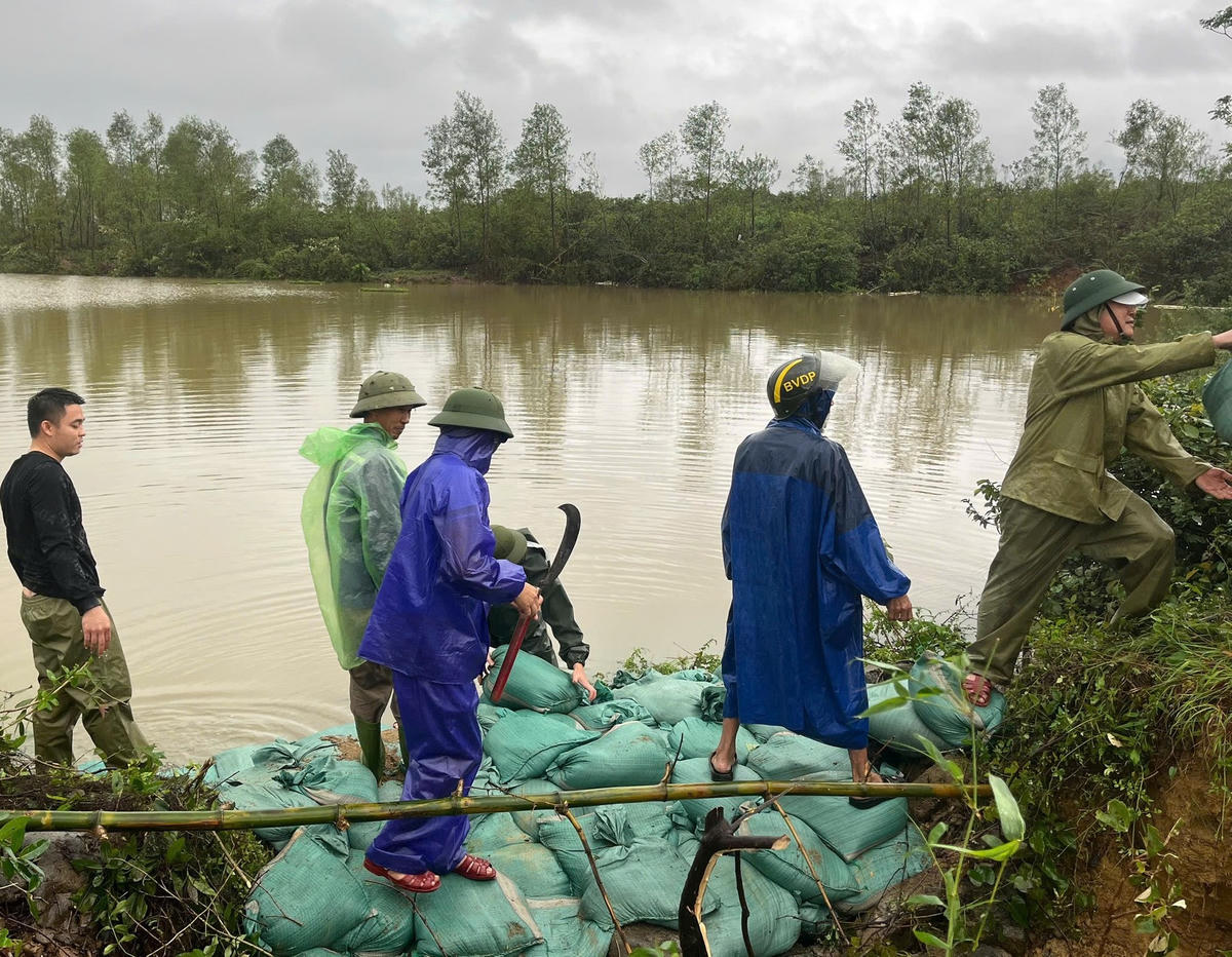 Đê Cơn Trê ở phường Vũng Áng xảy ra sự cố rò rỉ, ngấm nước, nguy cơ vỡ đê cao. Ảnh: VA.
