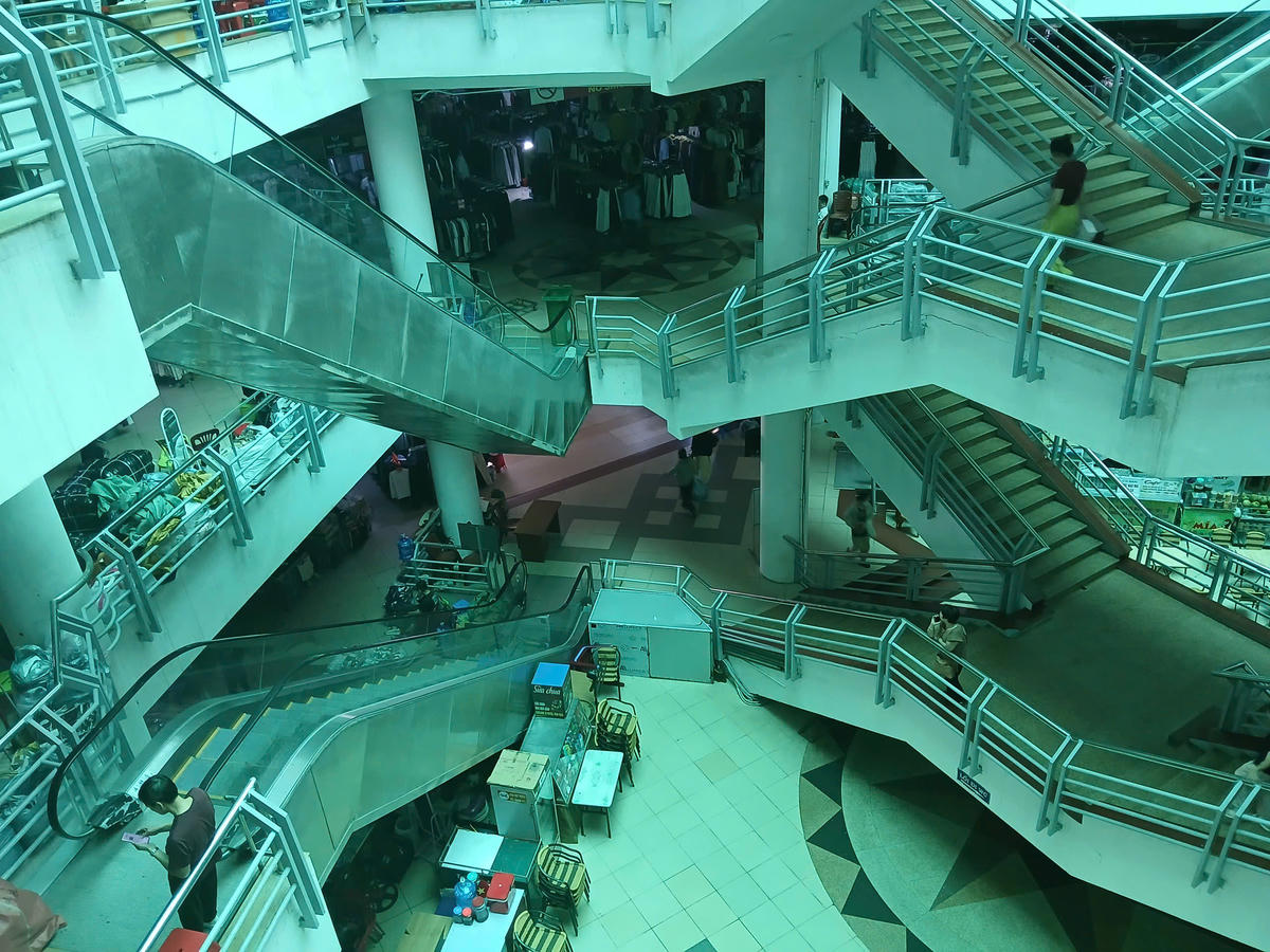 Các ngả đường lên xuống trong khu chợ đều vắng vẻ. Ảnh: Nguyễn Quý.