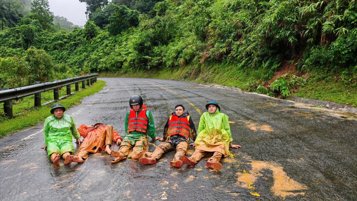 Phút nghỉ ngơi của các chiến sĩ sau khi vượt những chặng đường đầy đất đỏ và đá sỏi. Ảnh Phước Thành.