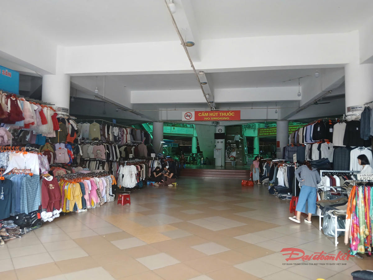 Các quầy hàng ở tầng 1 là nơi mở cửa sớm nhất. Ảnh: Nguyễn Quý.