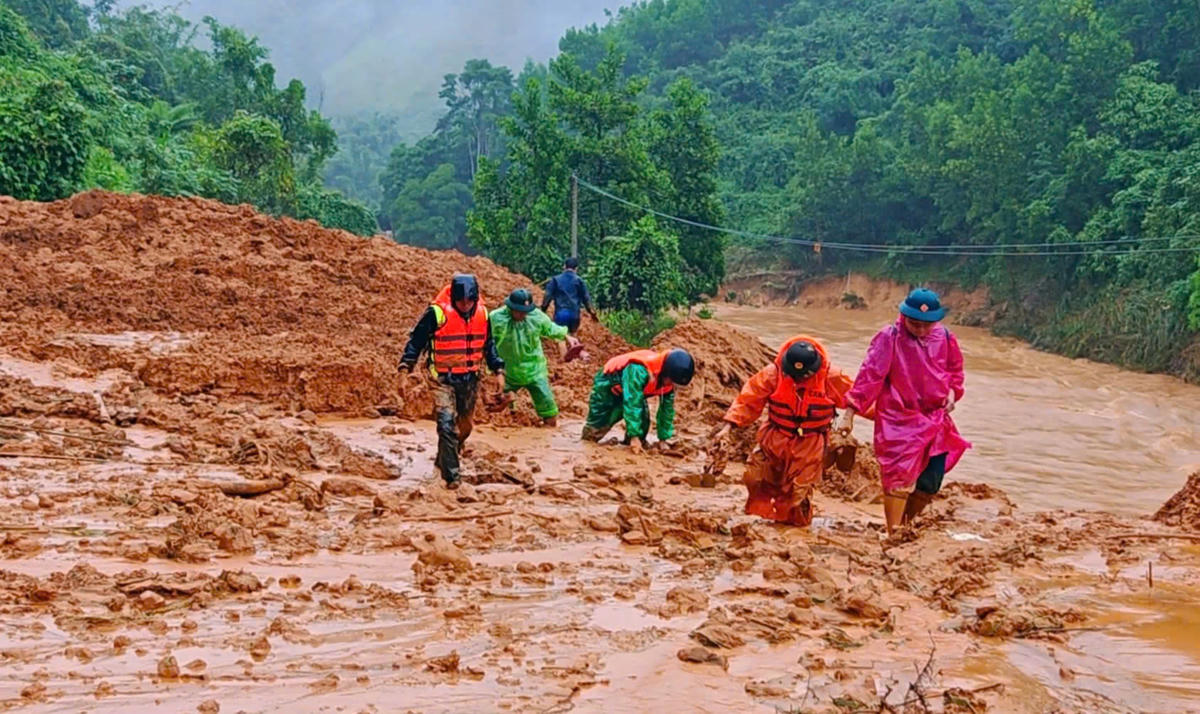 Sau lũ nhiều nơi ở xã&nbsp;xã Avương, TP Đà Nẵng bùn đất tràn ngập. Ảnh: Phước Thành.