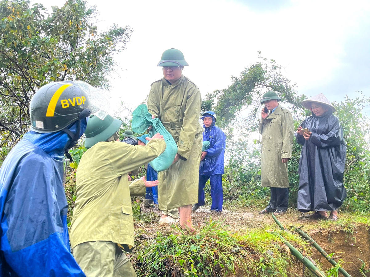 Sáng 31/10, chính quyền địa phương, lực lượng chức năng, người dân phường Vũng Áng tập trung khắc phục sự cố. Ảnh: VA.