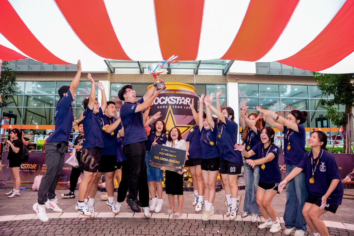 Các sinh viên Đại học Đại Nam ăn mừng chiến thắng trong vòng loại đầu tiên. Ảnh: BTC.