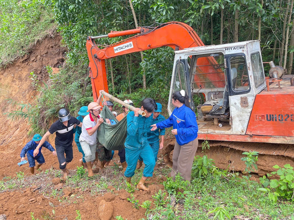 Lực lượng dân quân cùng người dân đưa ông Đinh Văn Tr. đi cấp cứu. Ảnh: CV.