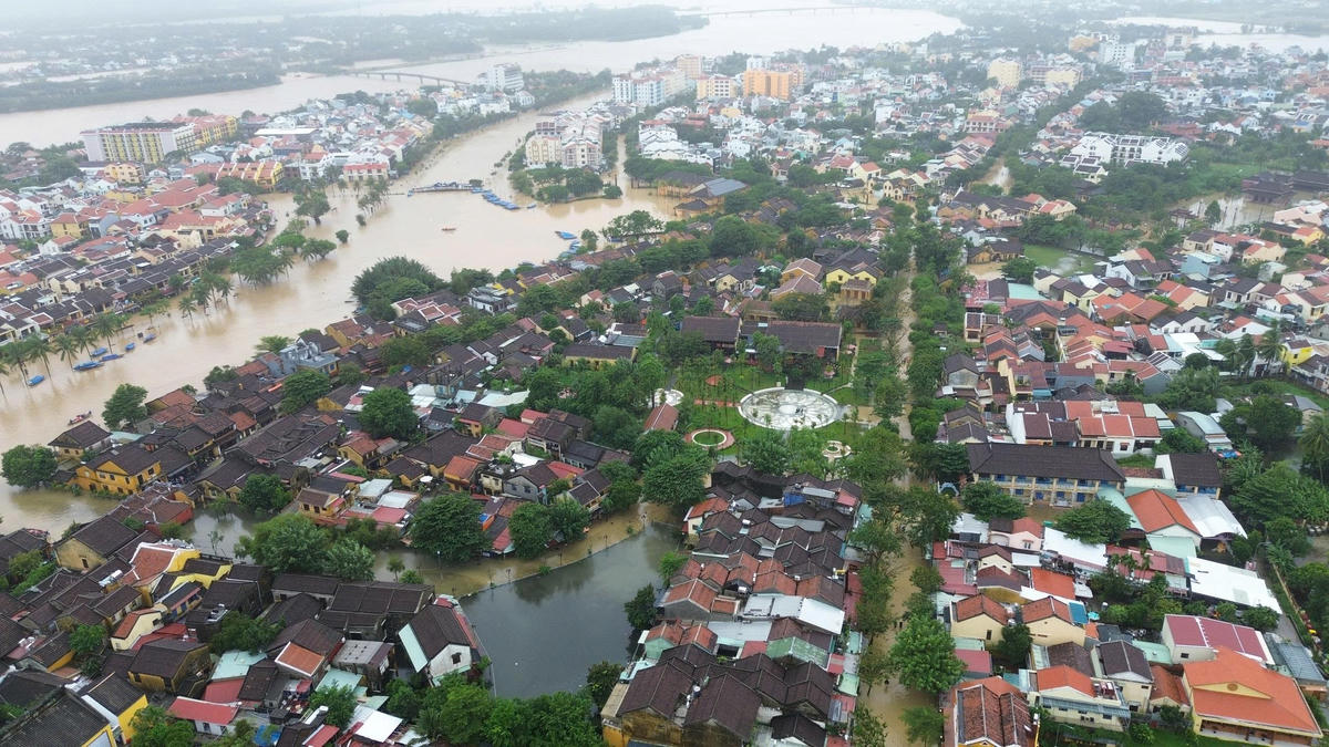 Cảnh Hội An bị chìm trong biển nước khi lũ đang bủa vây. Ảnh: Tấn Thành.
