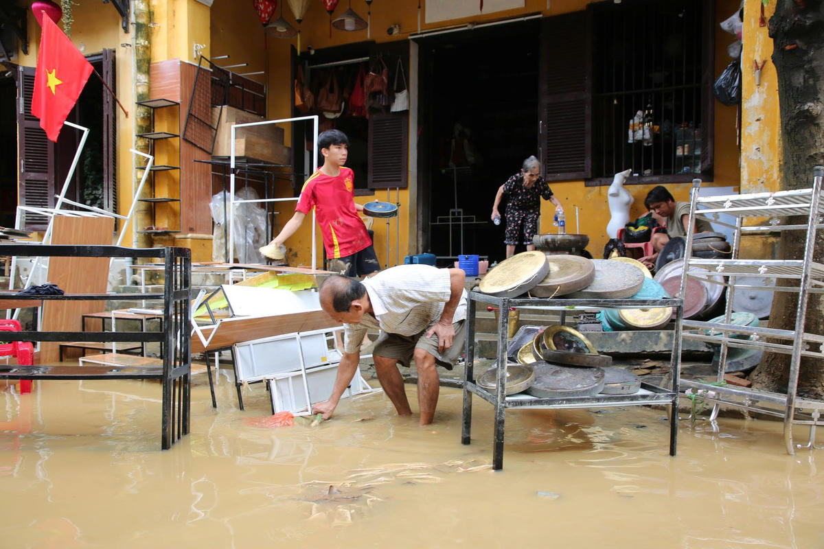 Sau lũ, bùn non đọng lại lớp dày từ trong nhà ra ngoài sân ở phố cổ. Ảnh: Tấn Thành.