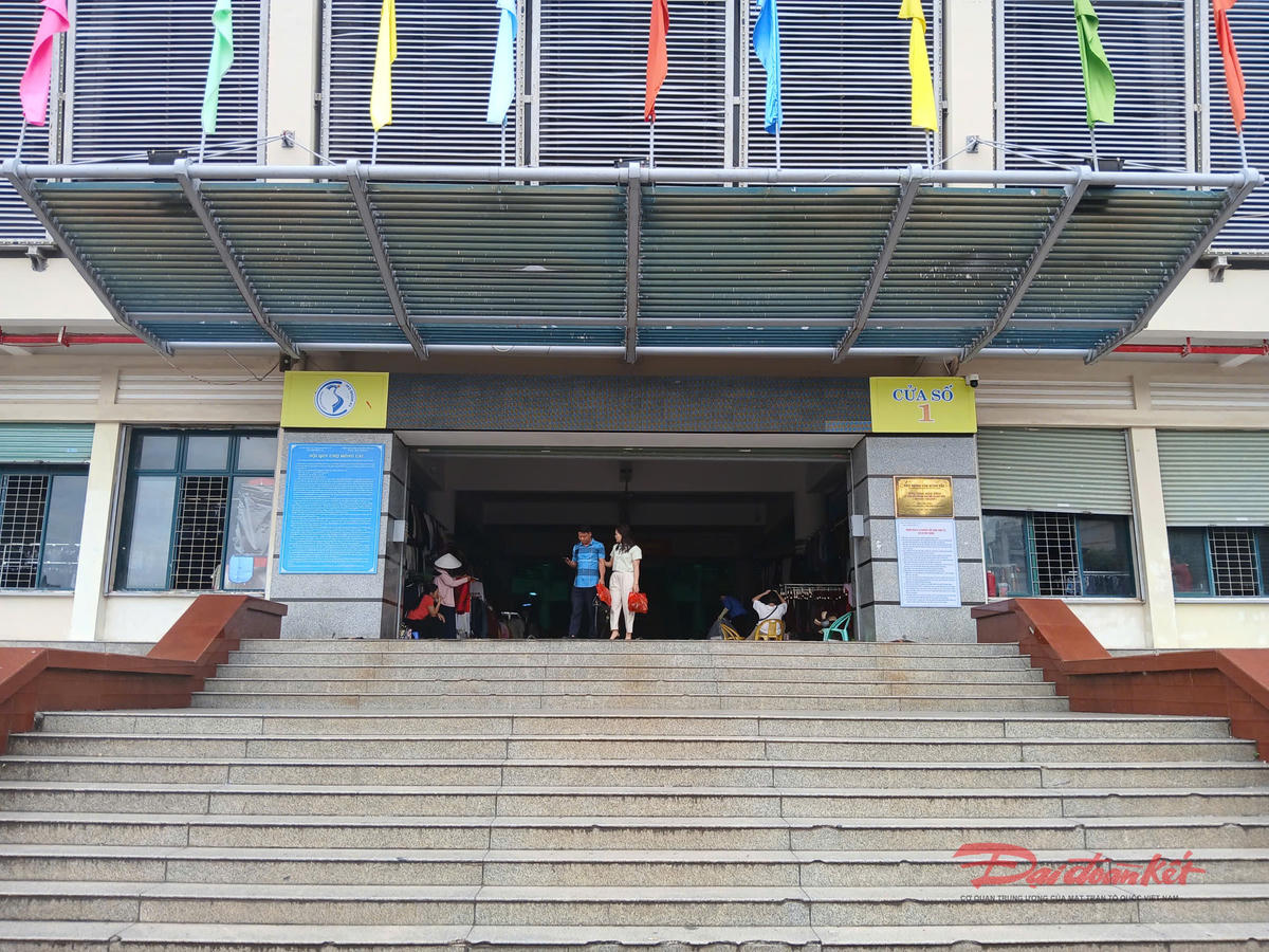 Trao đổi với PV Đại đoàn kết, ông Vũ Tiến Chung, Trưởng Ban Quản lý chợ Móng Cái nhận định: Hầu hết chủ các kiot đã cao tuổi, họ đã đến tuổi nghỉ ngơi nhưng không thể bàn giao lại cho con, cháu, vì lớp trẻ ngày nay không mặn mà với việc kinh doanh truyền thống nữa. Ngoài ra khi việc kinh doanh trên các sàn thương mại điện tử đã trở nên phổ biển, thì các chợ truyền thống là nơi chịu ảnh hưởng đầu tiên. Đó là lý do chợ Trung tâm Móng Cái đã có khoảng 60% kiot đóng cửa, tiểu thương ngừng kinh doanh.