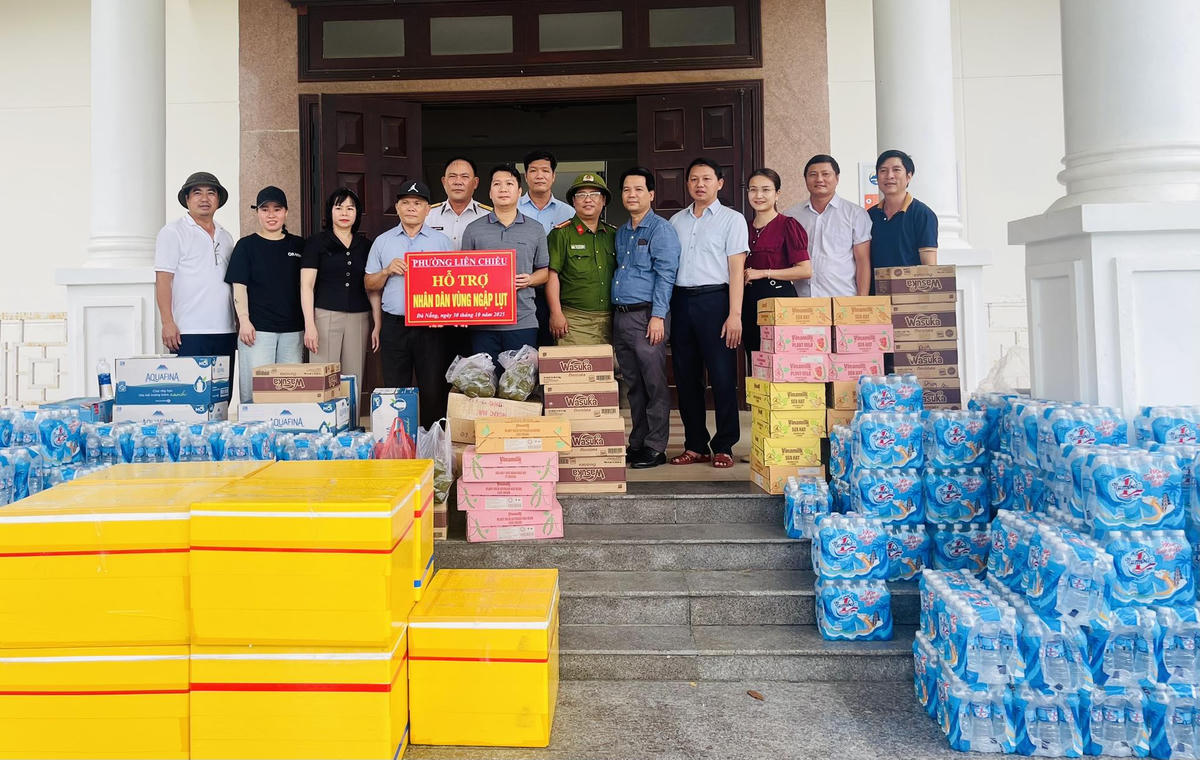 Phường Liên Chiểu gửi hàng cứu trợ đến xã Hòa Vang. Ảnh: Phạm Bình