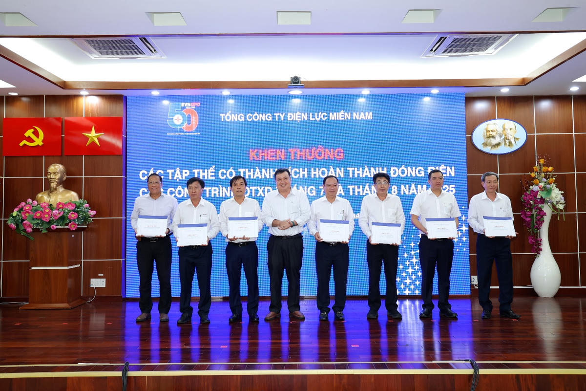 Hàng tháng, EVNSPC tổ chức khen thưởng các tập thể, cá nhân có thành tích trong công tác đóng điện các công trình