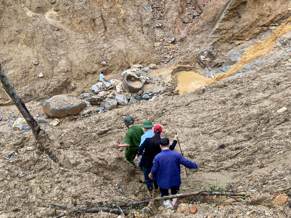 Nhiều tuyến đường phía tây Quảng Ngãi sạt lở nghiêm trọng. Ảnh: CV.