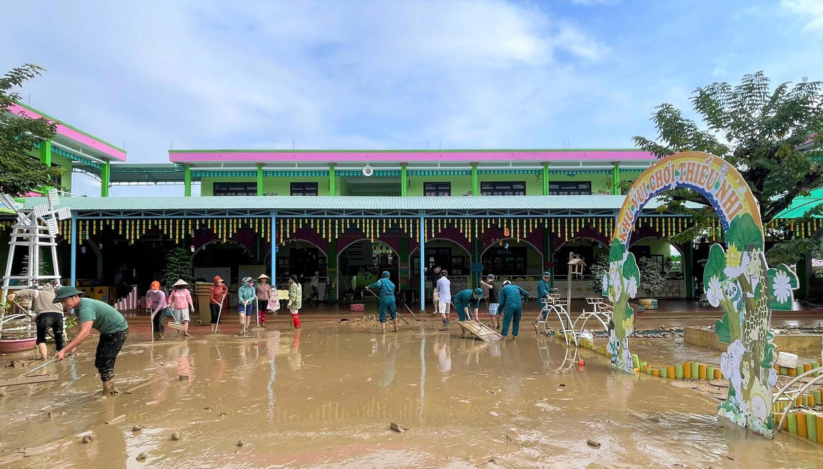 Thầy, cô cùng lực lượng chức năng ở xã Đại Lộc, TP Đà Nẵng dọn về sinh trường học ở địa bàn. Ảnh: Tấn Thành.