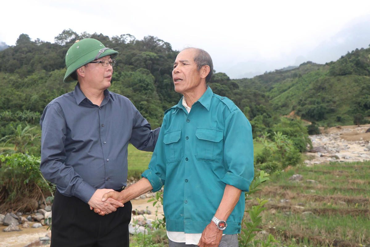 Phó Thủ tướng Chính phủ Hồ Quốc Dũng thăm hỏi bà con thôn Làng Mới, xã Ngọc Linh. Ảnh: CV.