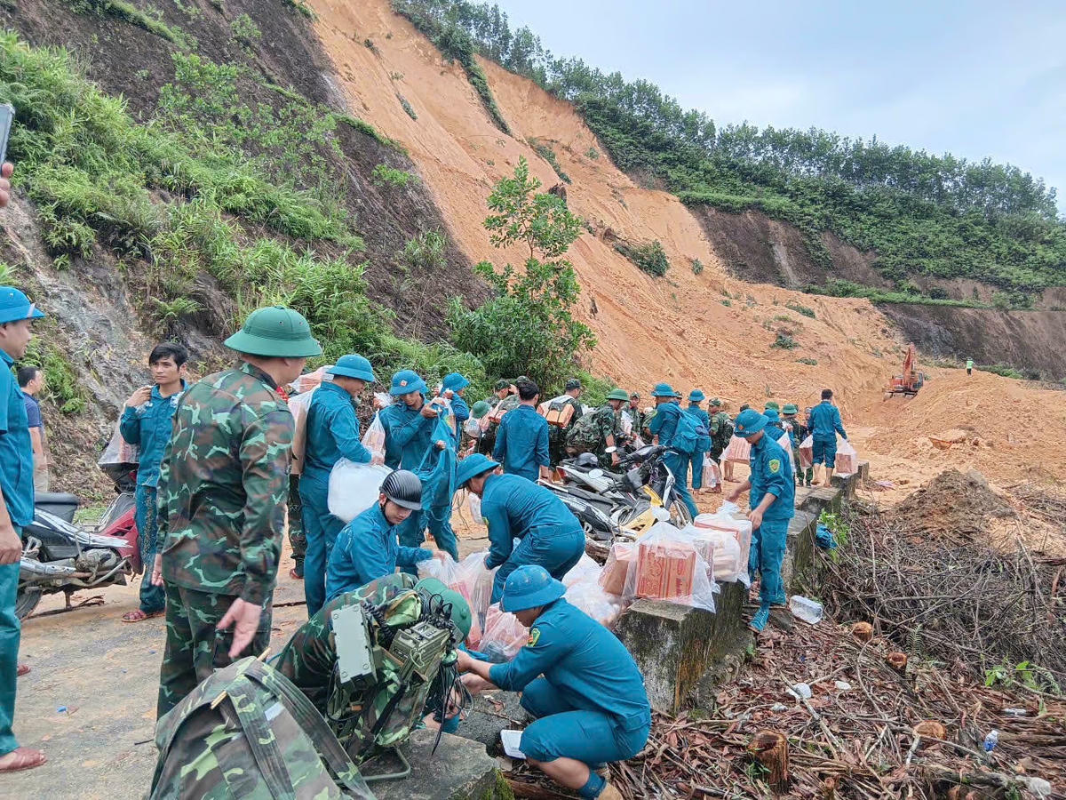 Thủ tướng chỉ đạo khẩn cấp hỗ trợ các địa phương miền Trung khắc phục hậu quả mưa lũ