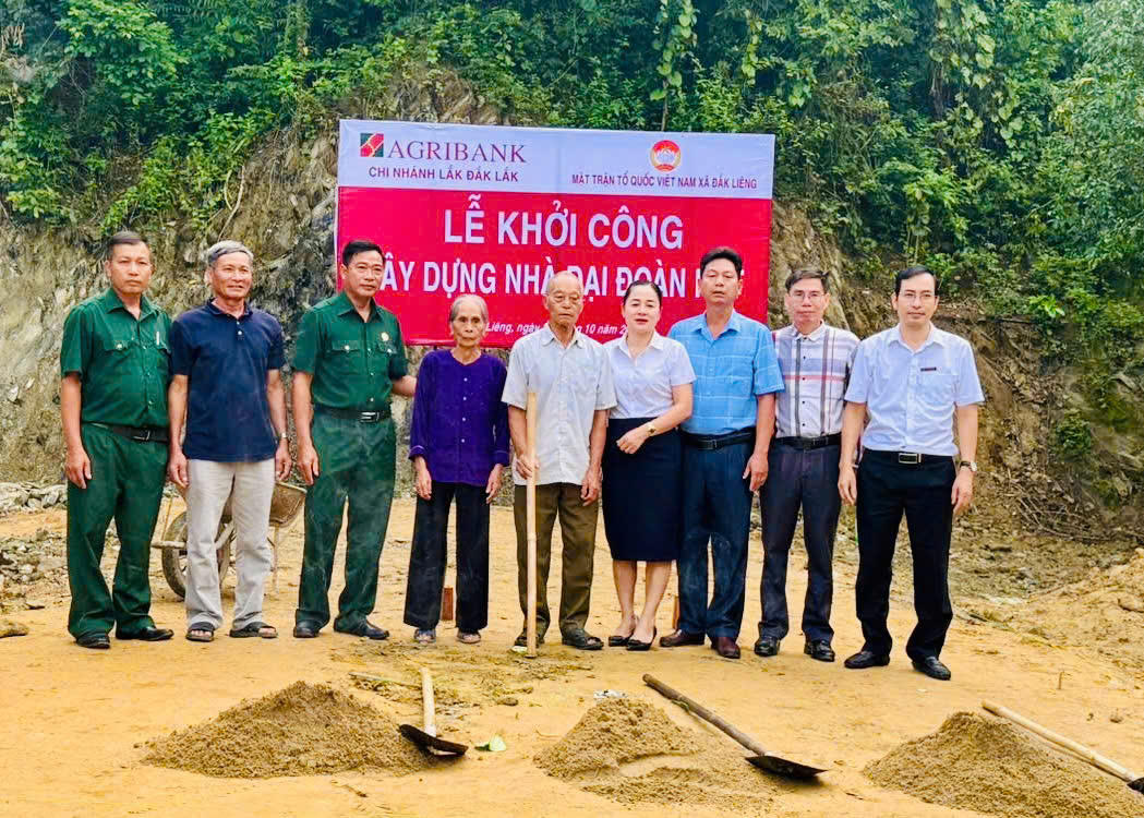 Lãnh đạo địa phương, gia đình ông Nguyễn Văn Thất và&nbsp; đơn vị nhà tài trợ dự lễ khởi công. Ảnh: NN.