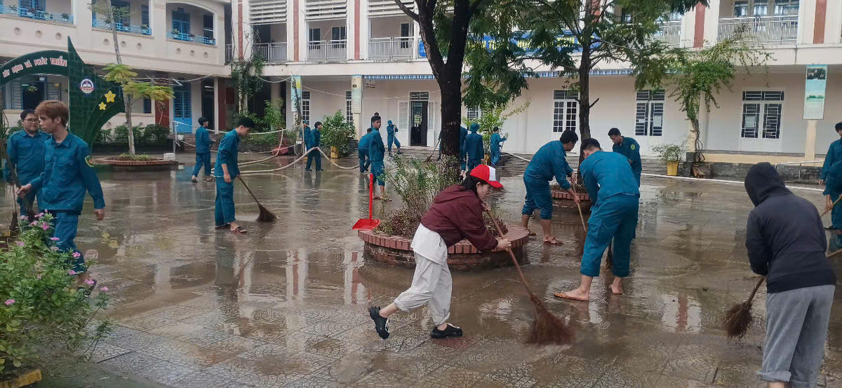 Dọn vệ sinh trường tại phường Cẩm Lệ. Ảnh: Lê Đô