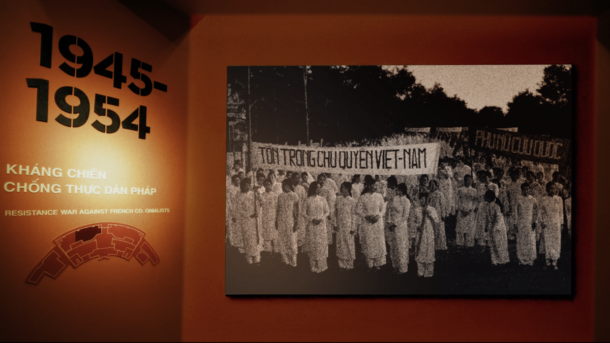 Hình ảnh Đoàn thể Phụ nữ Cứu quốc trong MV, được phỏng dựng từ bức ảnh gốc của nhiếp ảnh gia Nguyễn Bá Khoản chụp ngày 19/8/1945 tại Hà Nội, ghi lại khoảnh khắc lịch sử kêu gọi tôn trọng chủ quyền Việt Nam. Ảnh: NSX