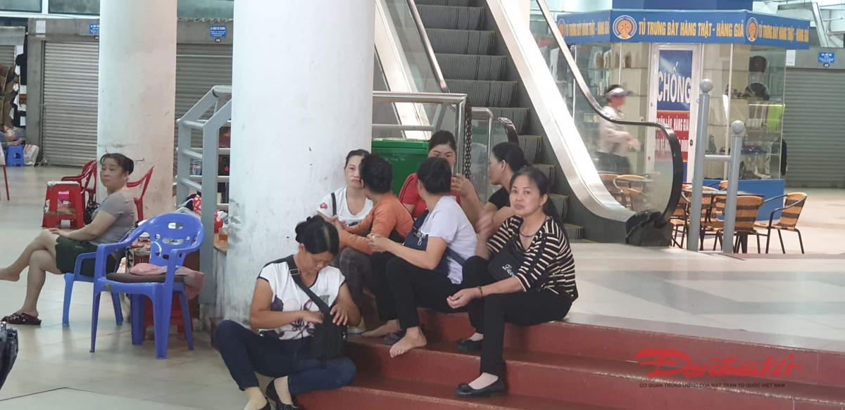 Các tiểu thương khác cho biết, họ đến chợ như một thói quen, chủ yếu để "buôn chuyện" cho qua ngày, vì giờ cũng không biết làm việc gì khác. Ảnh: Nguyễn Quý.