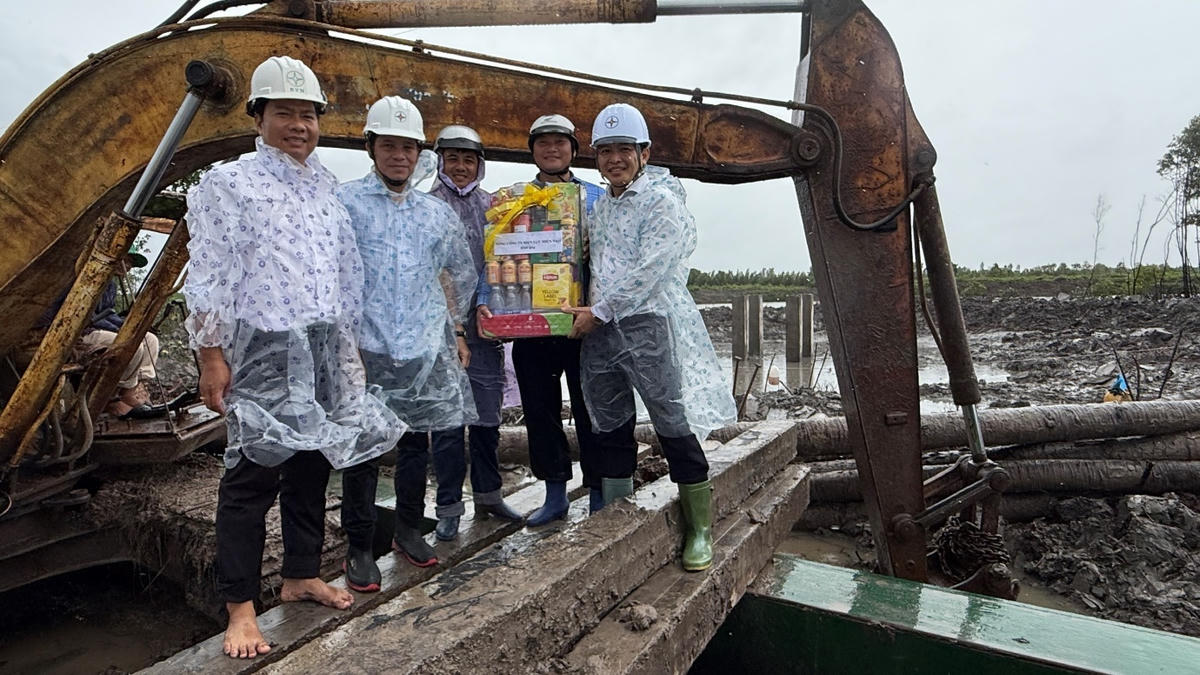 Phó Tổng giám đốc EVNSPC Đào Hoà Bình (ngoài cùng bên phải) tặng quà, động viên lực lượng thi công trên công trường, tỉnh Cà Mau