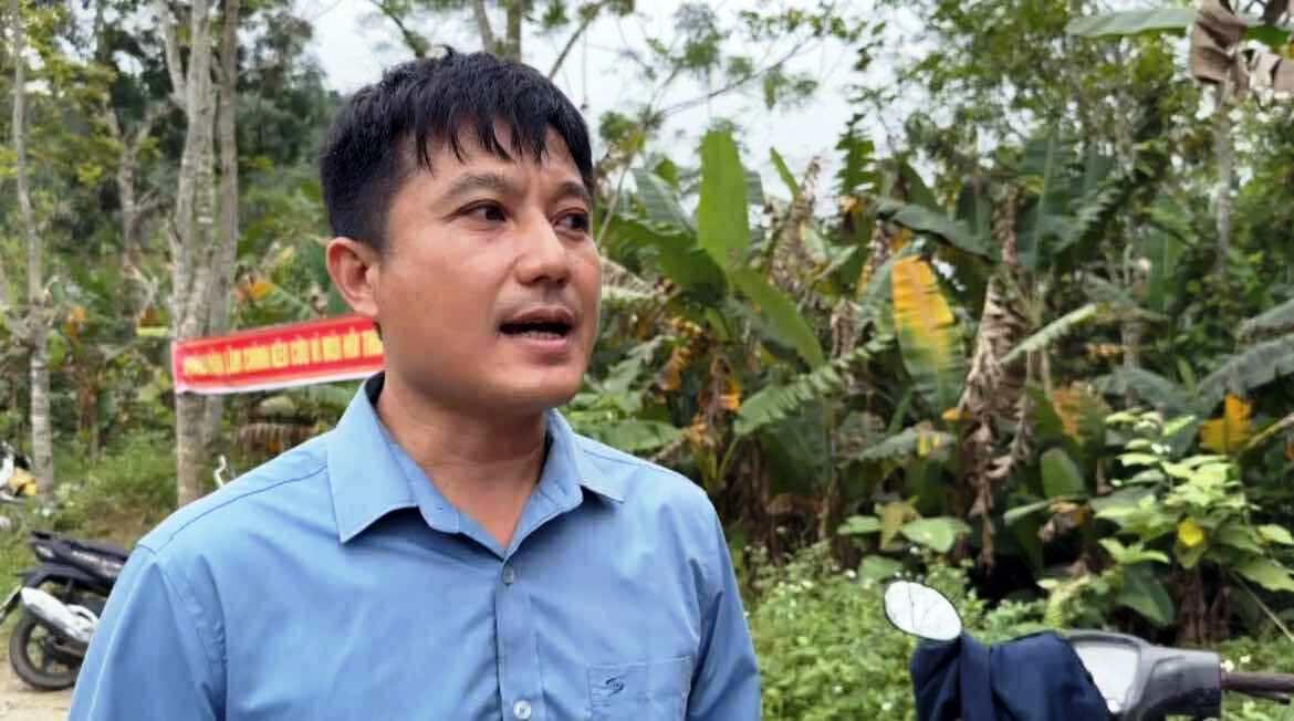 Ông Lê Tiến Đạt, Chủ tịch UBND xã Thanh Quân trao đổi với phóng viên về tình trạng ô nhiễm tại thôn Lâm Chính. Ảnh: Nguyễn Chung.