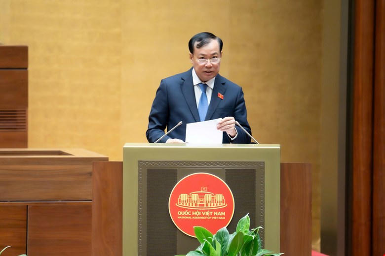 Chủ nhiệm Uỷ ban Quốc phòng, An ninh và Đối ngoại Lê Tấn Tới trình bày Báo cáo thẩm tra. Ảnh: Quang Vinh.