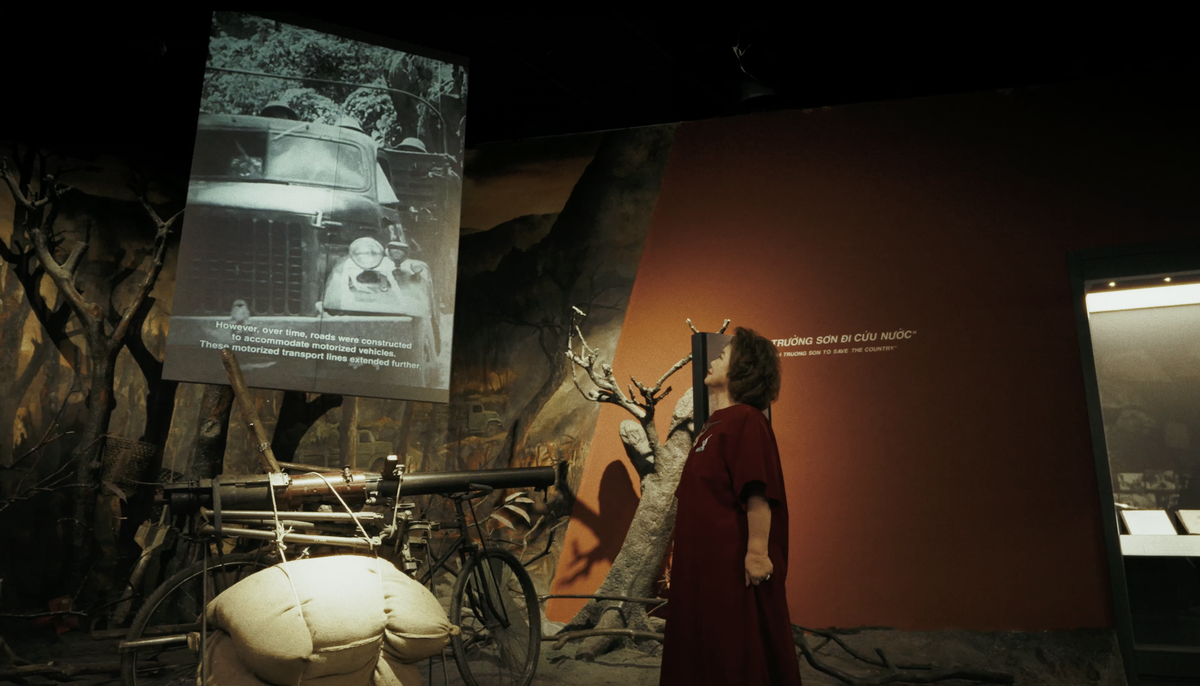 Phân cảnh chứa đựng nhiều cảm xúc nhất - hình ảnh NSND Thanh Hoa hát cho bộ đội nghe tại Khe Sanh năm 1975. Ảnh: NSX