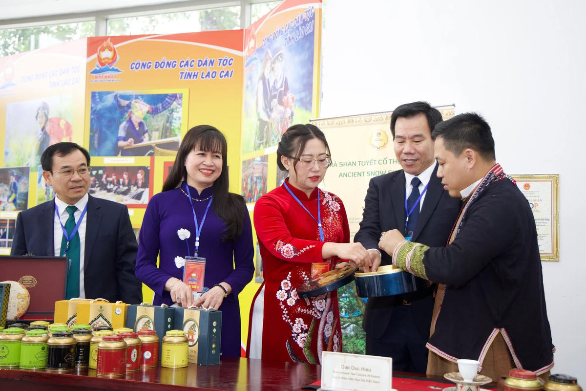 Các đại biểu thăm quan các gian hàng. Ảnh: Thanh Xuân.