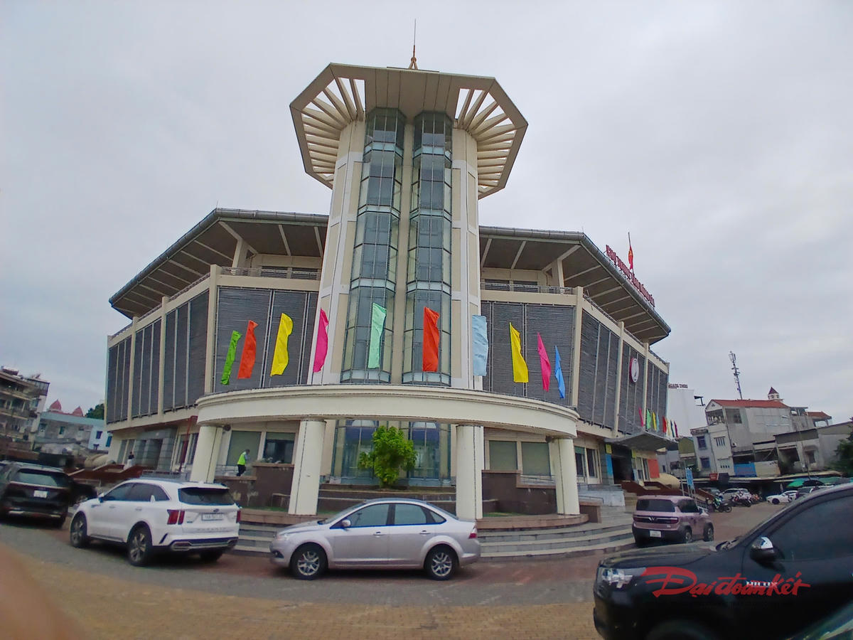 9h sáng một ngày cuối tháng 10, sân chợ Trung tâm Móng Cái vắng lặng bóng người, chỉ có những chiếc xe ô tô được gửi qua đêm đỗ tại đây. Ảnh: Nguyễn Quý.